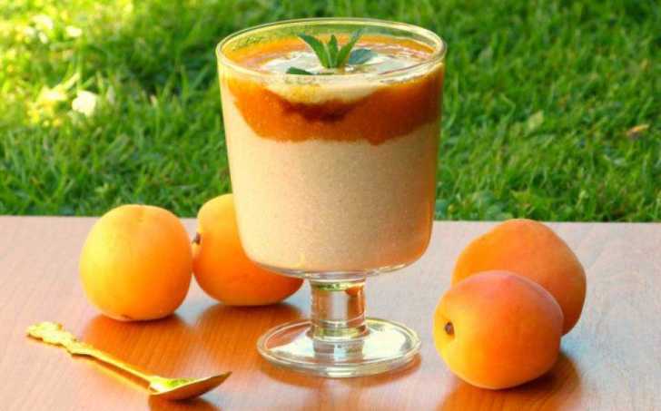 Jáhlový pohár s kokosovo-skořicovou smetanou a meruňkovým skořicovým rozvarem