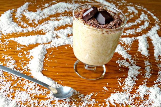 Quinoa s rýžovo-kokosovým mlékem, kokosovým krémem a hruškami s vysokoprocentní strouhanou čokoládou