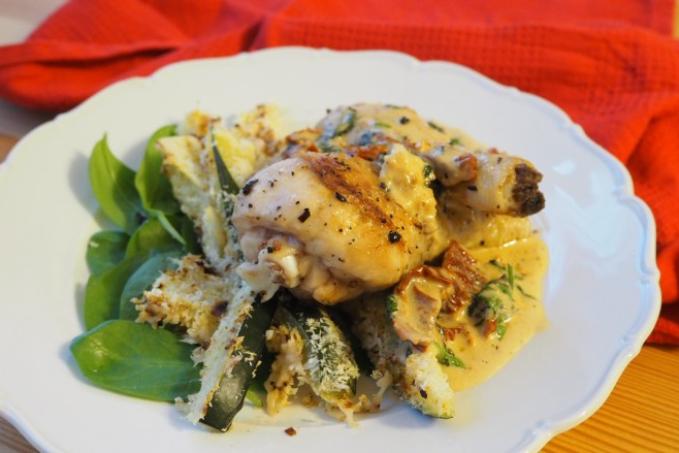 low carb: KUŘECÍ PALIČKY S OMÁČKOU ZE SUŠENÝCH RAJČAT