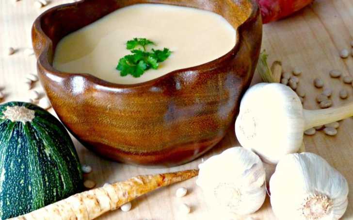 Krémová hladká fazolová polévka z bílých fazolek NAVY s cuketou, batátem, petrželí, česnekem a mandlovým mlékem