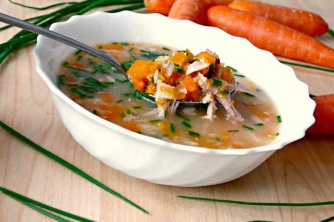 Vývar z králičího hřbetu s játry, ledvinkami, srdíčkem, kořenovou zeleninou a pažitkou