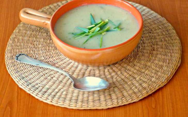 Polévka z bílé ředkve s bramborem, česnekem a bylinkami