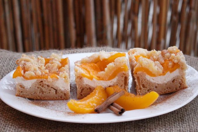 Jogurtový koláč s tvarohem a broskvemi