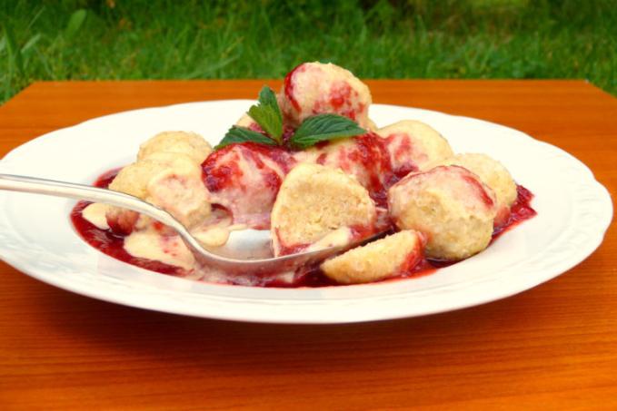 Jáhlové knedlíčky s ovesnými vločkami, jahodovým rozvarem a kešu vanilkovým krémem