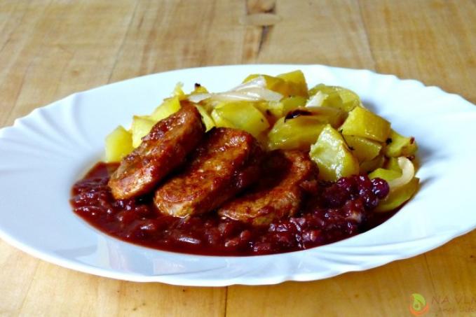Vepřová panenka na červeném víně s brusinkami a jako příloha brambory pečené v troubě společně s šalotkou a tymiánem
