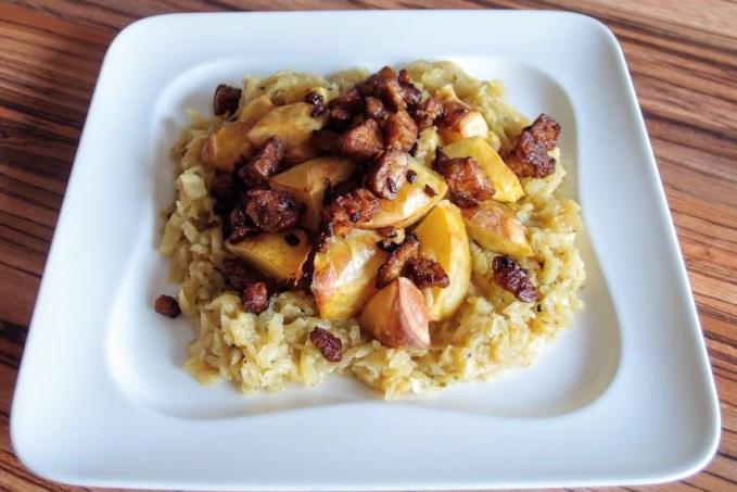 Kedlubnové hašé se škvarečkama a pečenou bramborou.