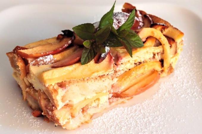 Voneguteskní, vymazlená, hruškovo-jablečná žemlovka s vanilkovo-rumovým krémem a tofu