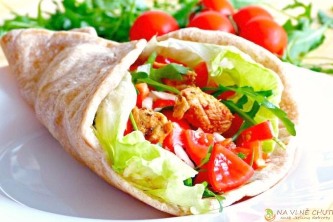 Špaldové tortilly s kuřecím masem a zeleninou s dresinkem ze zakysané smetany a Ghíčkem