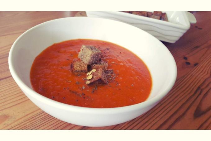 Rajčatová polévka z (domácich) pečených rajčat