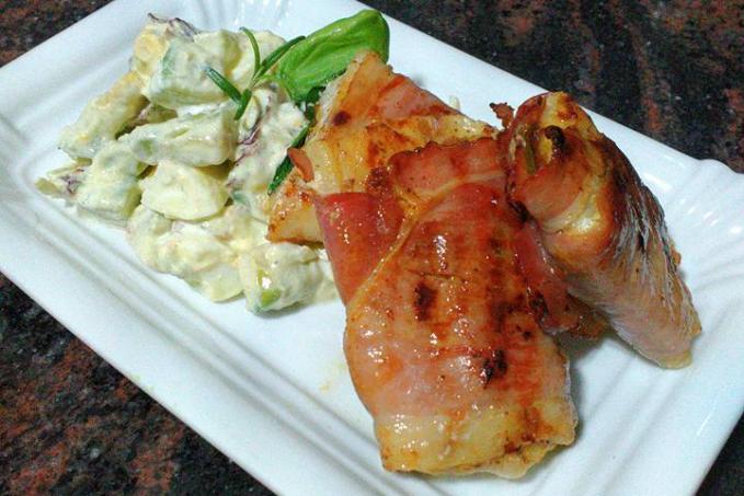 Pangasius v schwarzwaldskej šunke s avokádovým šalátom.