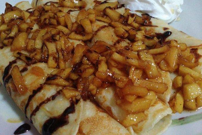 Palacinky s tvarohom, rebarborovým džemom a karamelizovanými jablčkami.