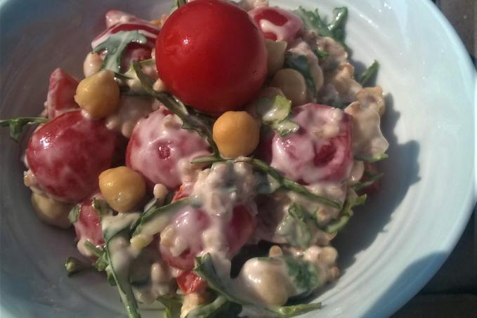 Bulgurový salát s cizrnou a rukolou