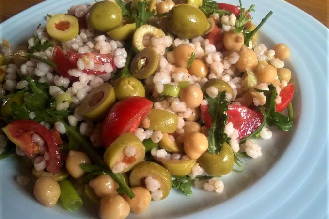 Svěží salát z čiroku s rukolou a olivami