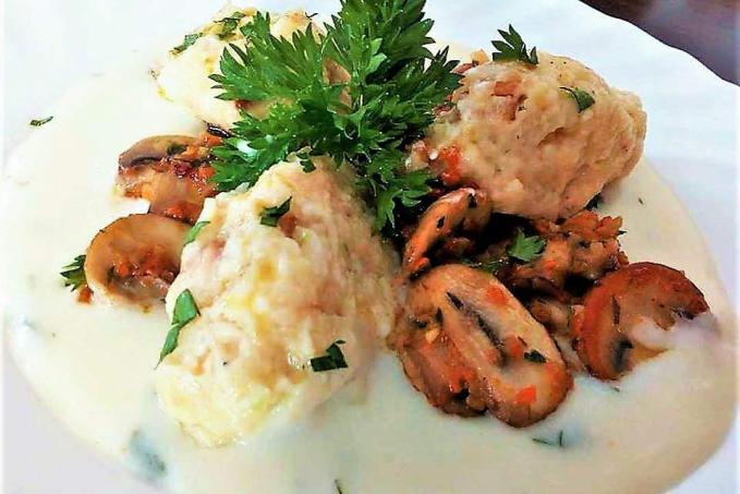 Bylinkový bešamel, žampiony, cuketové knedlíčky vařené v páře