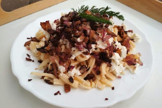 Halušky s tofu bryndzou a hlívovou slaninkou