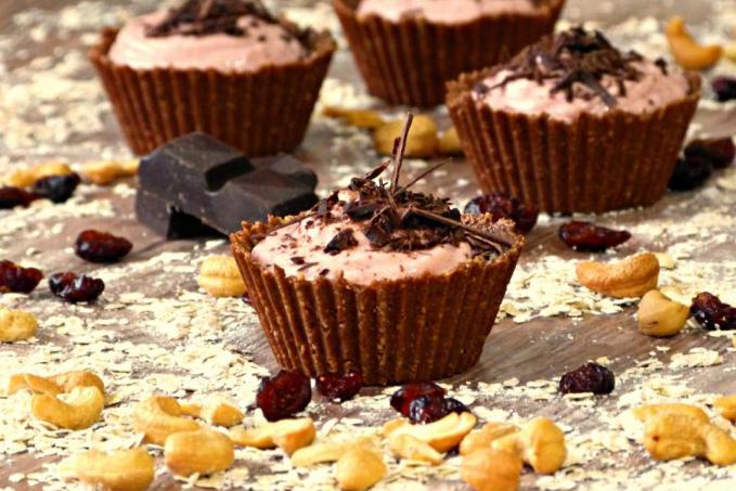 Nepečené košíčky se Šmakounem brusinky a goji, jahodami a strouhanou čokoládou