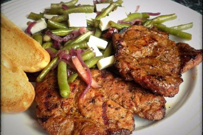 GRILOVANÁ MARINOVANÁ KRKOVIČKA A TEPLÝ FAZOLKOVÝ SALÁT