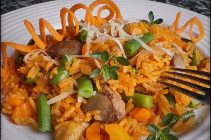 KUŘECÍ RIZOTO SE ZELENINOU A RESTOVANÝMI JÁTRY