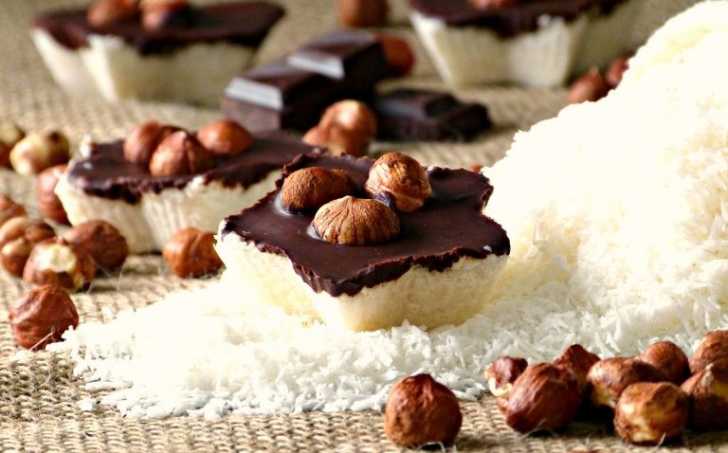 Kokosové hvězdičky se šmakoun kokosovým krémem, čokoládou a lískovými ořechy