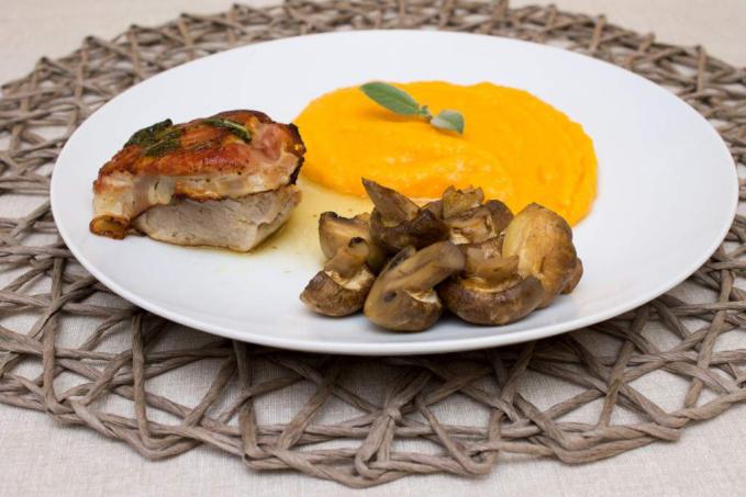 Vepřová panenka na šalvěji se žampiony a dýňovou kaší
