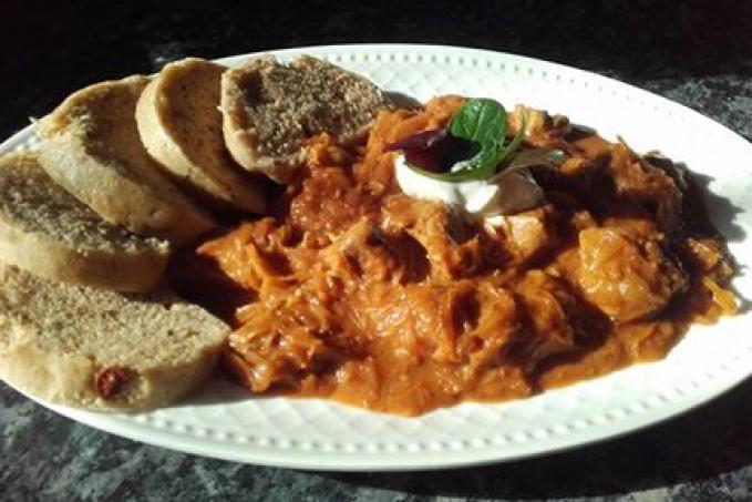 Segedín se sojovou smetanou,špaldový knedlík.