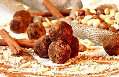 Ořechové koule ve skořicovo-kakaovém kabátku s lískooříškovým Šmakounem