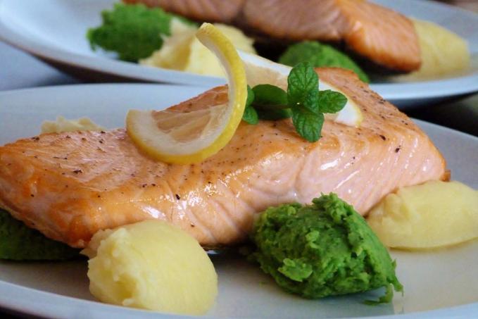 Losos s hráškovomátovým a bramborovým pyré