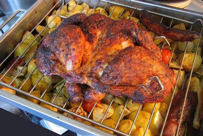 Ploché kuře (Crapaudine) s pečenými cibulemi, brambory a jablky