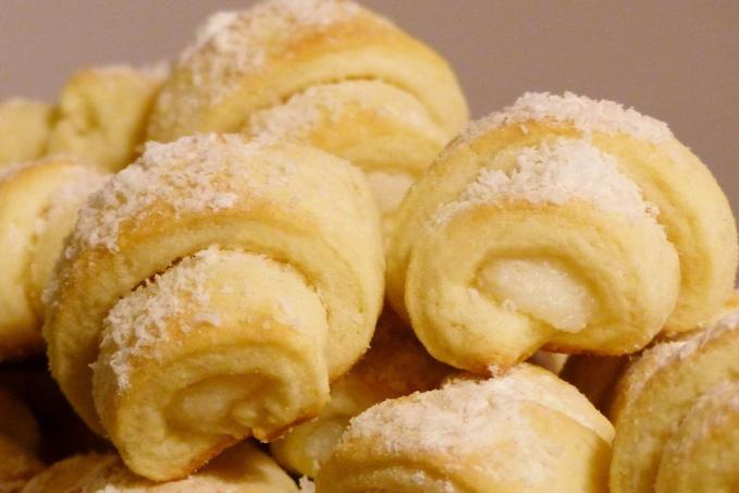 Jemné rohlíčky nekynuté s kokosovopudinkovou náplní