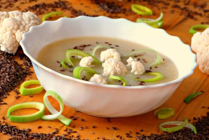 Krémová pórková polévka na kmíně s kořenovou zeleninou bílou ředkví a květákem