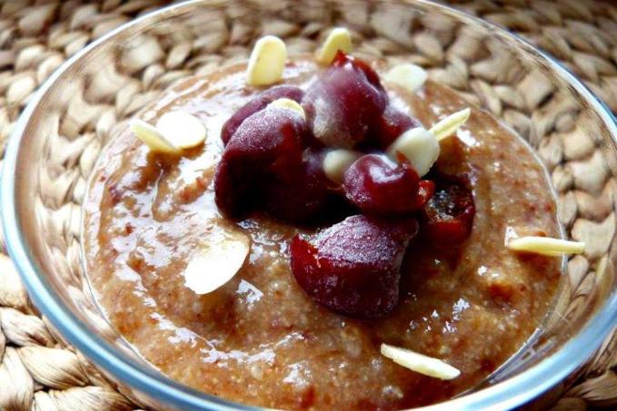 Ledový jáhlový dezert se skořicí, višněmi a hruškou