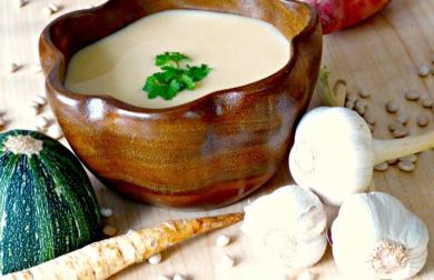 Krémová hladká fazolová polévka z bílých fazolek NAVY s cuketou, batátem, petrželí, česnekem a mandlovým mlékem