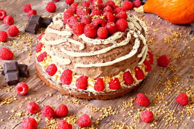 Čokoládový red velvet s malinami a kokosovou smetanou