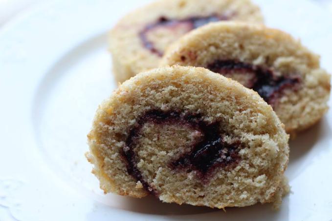 Celozrnná špaldová roláda s čučoriedkovým lekvárom