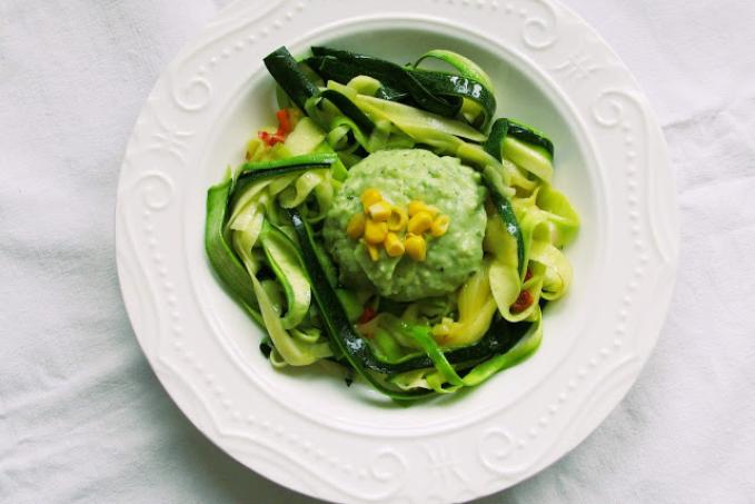 Cuketové nudle s kešu avokádovou omáčkou