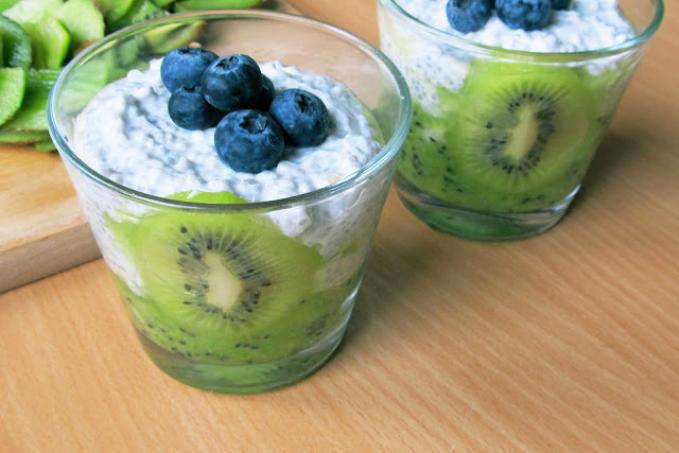 Chia puding s kiwi a borůvkami