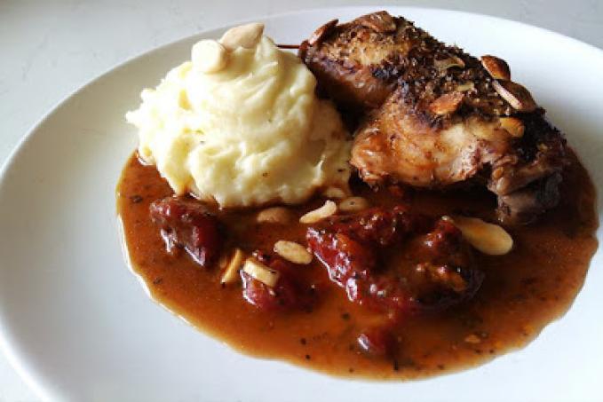 Pečená kuřecí stehna na rajčatech, oregánu a mandlích