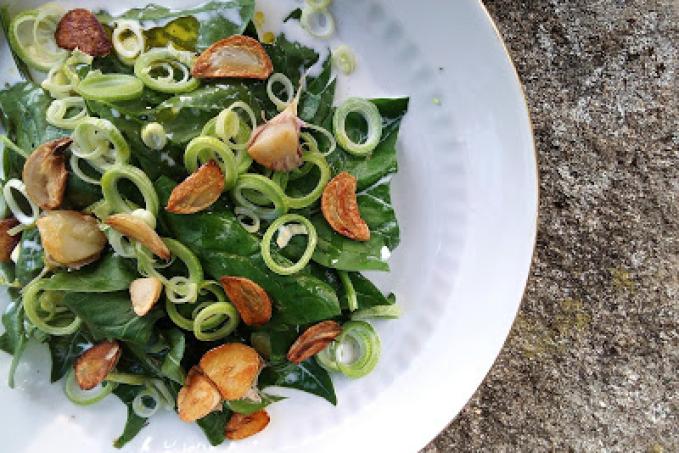 Salát ze špenátových listů se smetanou a česnekovými chipsy