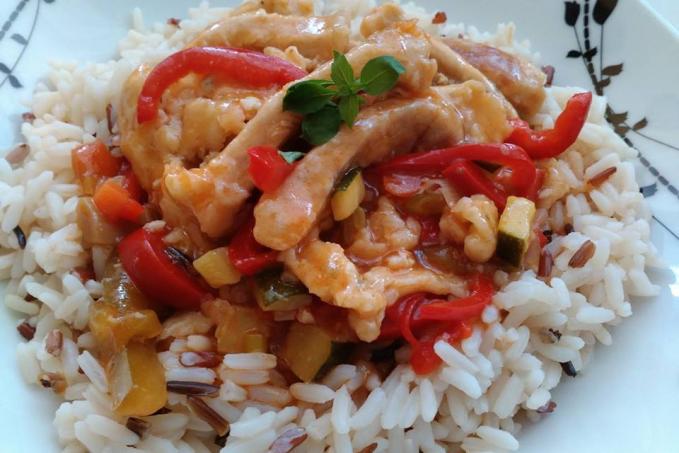 Domácí Sweet And sour omáčka s vepřovým masem a divokou rýží