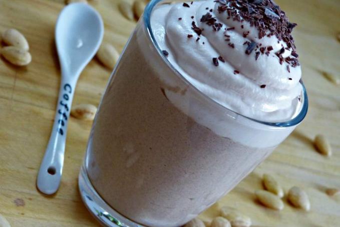 Dezert z mandlí, karobu, datlového sirupu a kokosové smetany