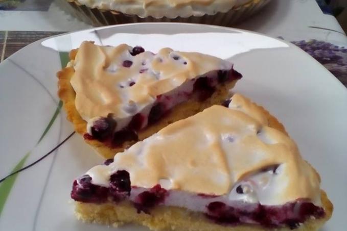 Křehký koláč se sněhem a ovocem