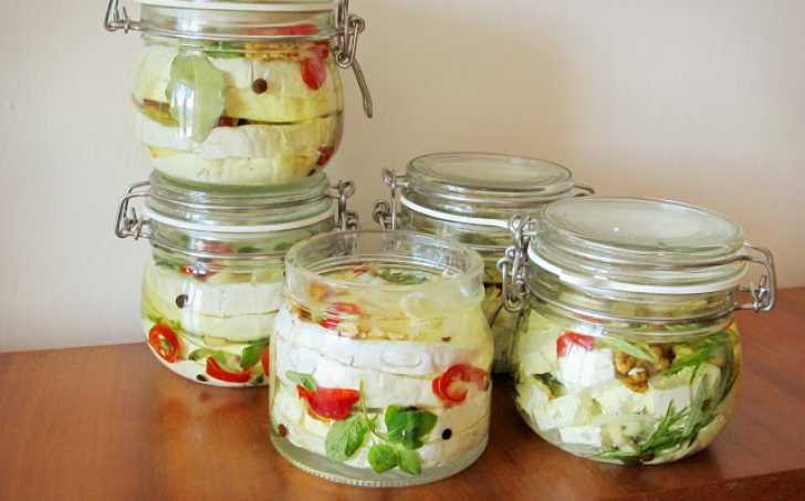 Nakládaný balkánský sýr