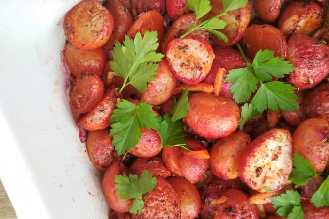 Pečené Tandoori ředkvičky s mandlovými hranolky