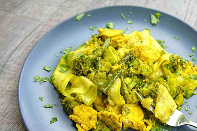 Kuře na kari s plochými cuketovými nudlemi