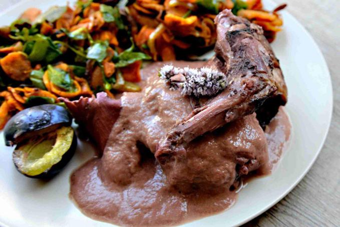 Pomalu pečený králík s cibulovo-švestkovou omáčkou