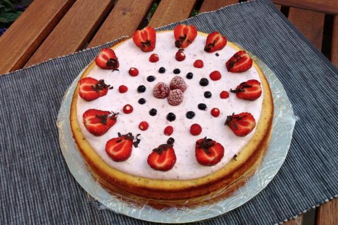 Vanilkovo-tvarohový dortík s lesními jahodami