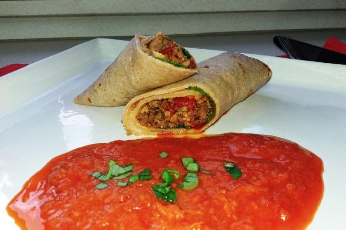 Rajčatová omáčka bez mouky s plněnými palačinkami