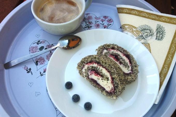Jednoduchá maková roláda s ostružinovou marmeládou a tvarohem
