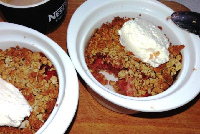 Jahodovo-rebarborový crumble