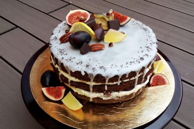 Makový dort s pečenými švestkami a citronovým krémem